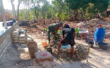 Gotong Royong Bangun Rumah, Babinsa Turun Lapangan Bersama Masyarakat