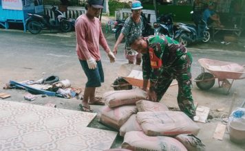 Gotong Royong Bersama Warganya, Babinsa Percepat Proses Pembangunan Rumah Masyarakat