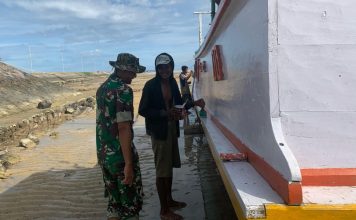Melalui Komsos Babinsa Koramil 22/Masalembu Membantu Pengecatan Perahu Nelayan