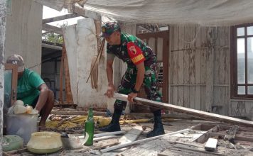 Semangat Di Bulan Ramadhan, Babinsa Bantu Perbaiki Rumah Warga Yang Rusak Parah