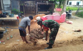 Wujud Kepedulian Kepada Warga Binaan, Babinsa Gapura Bantu Pemasangan Keramik