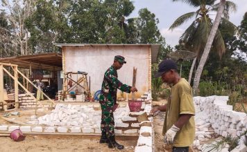 Gotong Royong Bersama Masyarakat, Babinsa Percepat Bangun Rumah Warganya