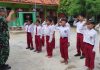 Tanamkan Disiplin Dan Jiwa Korsa, Babinsa Ajar PBB Di Sekolah