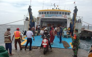 Babinsa Melakukan Pengamanan Arus Mudik di Posko Terpadu Angkutan Laut Pelabuhan Tarebung