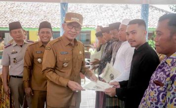 Bupati Pamekasan Serahkan Sertifikat Tanah PTSL Kepada Masyarakat