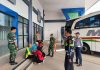 Pengendara Mudik di Periksa Petugas Pos Pelayanan di Terminal