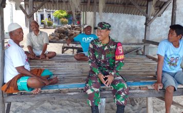Babinsa Sertu Muhanto Laksanakan Komsos dengan Nelayan