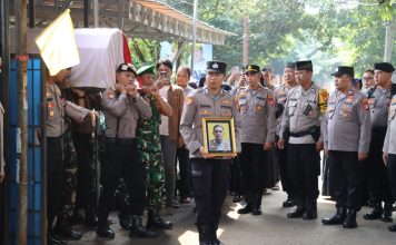 Duka: Pemakaman Bripka Sunyoto di Depok