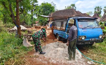 Bantu Aduk Campuran Semen, Bentuk Upaya Babinsa Koramil 0827/17 Dungkek Ringankan Beban Warga