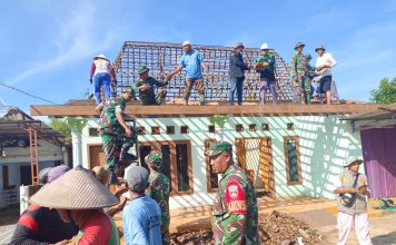 Koramil 20/Tambakromo Gelar Karya Bhakti Bantu Warga Terdampak Angin Puting Beliung