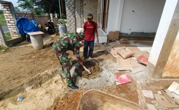 TNI Bersama Rakyat, Babinsa Bantu Bangun Rumah Warga