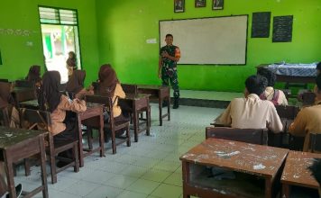 Babinsa Laksanakan Pembinaan Wawasan Kebangsaan Di SMPN 1 Sapeken