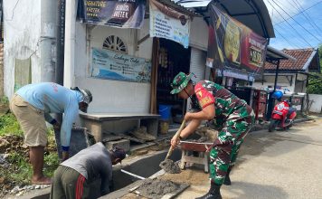 Babinsa Desa Bengkal Bersama Warga Gotong Royong Bangun Drainase