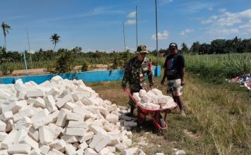 Babinsa Koramil 04/Bluto Bantu Warga Angkat Bata di Desa Kepedi