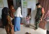 Babinsa Manding Dampingi Bidan Desa Laksanakan Imunisasi Balita di Desa Binaan
