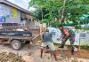Babinsa Kerja Bakti Gali Drainase di Belakang Kantor Desa Pandian