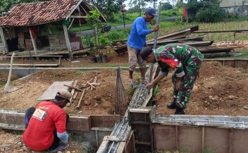 Babinsa Koptu Kanto Iswahyudi Bantu Membangun Pondasi Rumah Warga