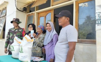 Babinsa Koramil 22/Masalembu Dampingi Pendistribusian Beras Untuk Warga