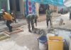 Dengan Semangat Angkat Campuran Semen Dan Pasir, Babinsa Bantu Pembangunan Rumah Warganya