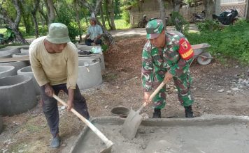 Babinsa Bantu Warga Membuat Cincin Sumur di Desa Binaan
