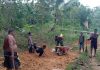 Babinsa Lenteng Gotong Royong Perbaiki Jalan Penghubung Antar Dusun
