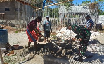 Sempatkan Waktu Tinjau Wilayah, Babinsa Bantu Pembangunan Rumah Warga
