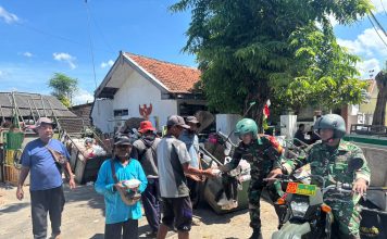 Aksi Humanis Babinsa Sumenep: Berbagi Nasi Kotak di Jumat Berkah