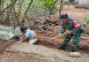 Babinsa Koramil Sapudi Bantu Warga Perbaiki Saluran Irigasi di Nonggunong