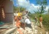 Babinsa Koramil 20/Sapudi Ajak Warga Gotong Royong Bersihkan Rumah Terdampak Gempa di Kepulauan Sapudi