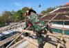 TNI Hadir untuk Rakyat, Babinsa Saronggi Bantu Warga Perbaiki Atap Rumah