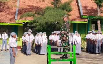 Babinsa Bluto Ingatkan Siswa: Ilmu yang Bermanfaat Harus Disertai Sikap Beradab