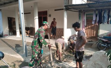 Gotong Royong Bersama Warga Angkat Bata, Babinsa Bantu Bangun Rumah Masyarakat