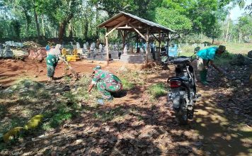 Babinsa Koramil 06/Saronggi Serka Abiyoso Bersama Warga Gelar Kerja Bakti Bersihkan Makam