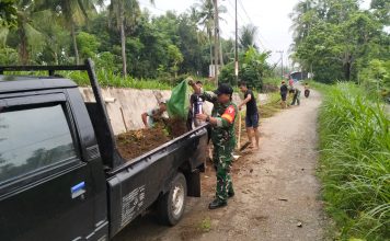 Babinsa Ambunten dan Warga Gelar Karya Bakti Bersihkan Akses Jalan Desa
