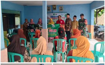 Babinsa Koramil 17/Dungkek Dampingi Penyaluran BLT di Desa Romben