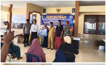 Wujud Peran Aktif, Babinsa Serka Hartono Dampingi Penyaluran BLT Dana Desa