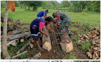 Babinsa Sapudi Bantu Warga Rakit Besi Cor, Wujud Nyata Kepedulian TNI di Wilayah Binaan