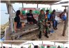 Cek Kondisi Wilayah, Babinsa Koramil 21/Ra’as Koptu Anton Sambangi Warga di Pelabuhan Berangkas