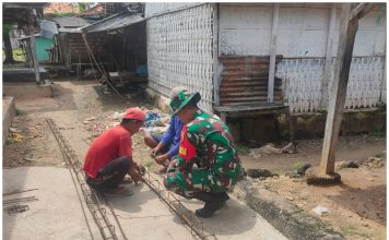 Potong Besi Bersama Sama, Babinsa Gotong Royong Bersama Warganya Bangun Rumah