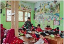 Babinsa Koptu Ali Wafa Distribusikan Makanan Bergizi di SDN 2 Talango