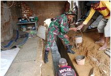 Babinsa Koramil Dasuk Bantu Warga Bangun Saluran Air di Desa Dasuk Laok