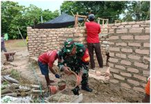 TNI Manunggal Dengan Rakyat, Koptu Cahaya Bantu Warga Bangun Rumah di Desa Sukarame