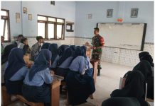 Tanamkan Cinta Tanah air Sejak dini, Babinsa Koramil 23/Giligenting Laksanakan Wawasan Kebangsaan di SMPN 1 Giligenting