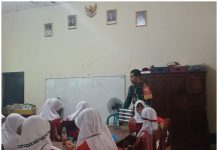Babinsa Dungkek Kawal Penyaluran Makan Bergizi untuk Siswa SDN