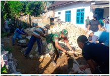 TNI Bersama Warga Kerja Bakti Buat Pondasi Rumah