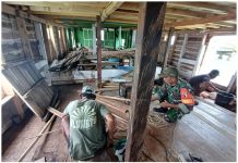 Bantu Ringankan Beban Warga, Babinsa Bantu Perbaikan Kapal Milik Masyarakat