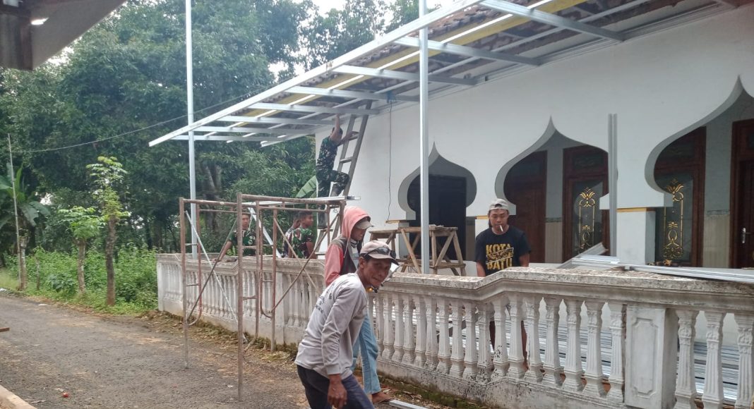 Bersatu dengan Warga, TMMD 127 Bangun Kanopi Masjid