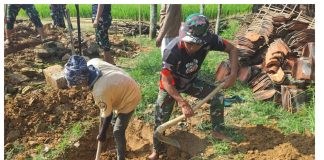 Semangat Satgas TMMD ke-127 Kodim 0827/Sumenep Laksanakan Penggalian Lubang MCK di Desa Mandala