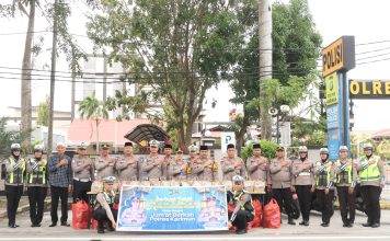 Polres Karimun Bagikan Takjil Kepada Masyarakat di Bulan Suci Ramadan