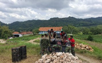 Satgas TMMD Kodim 0827/Sumenep Turunkan Aspal, Jalan di Desa Mandala Akan Segera Bagus